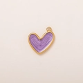 Detalle macro del colgante de corazón con marco dorado y textura de esmalte púrpura - Colgante de corazón púrpura