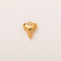 Primer plano de colgante de corazón de oro de 18K pulido con ojal en fondo beige - Colgante Corazón Amor