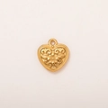 Vista detallada del colgante corazón chapado en oro 18K con grabados de flores y volutas - Colgante Corazón Flor