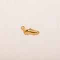 Primer plano detallado de un colgante de bota de fútbol bañado en oro 18K con textura - Colgante de Zapato