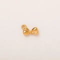 Detalle de un colgante en forma de lazo chapado en oro de 18K con superficie pulida - Colgante de Lazo Pequeño