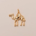 Vista macro de un colgante de camello bañado en oro de 14K pulido para joyería DIY - Colgante de Camello