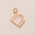 Detalle de un mini colgante de maleta en esmalte rosa con acabado chapado en oro - Colgante de Maleta