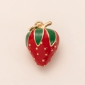 Detalle de colgante de fresa roja con hojas verdes y aro bañado en oro de 14K - Colgante de Fresa