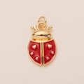 Primer plano detallado del colgante de mariquita con esmalte rojo y corazones dorados - Colgante de Mariquita