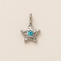 Detailansicht eines silbernen Sternanhängers mit hellblauem Edelstein und Hammerschlag-Textur - Blauer Strass Stern Anhänger Ohne Kette / Blau