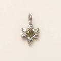 Dettaglio del ciondolo a stella esagonale con trama martellata e gemma verde - Hammered Emerald Star Pendant / Argento Verde
