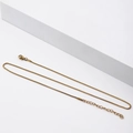 Gros plan sur un collier chaîne box dorée en acier inoxydable avec fermoir mousqueton - Or