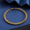 Detailed macro view of 18K gold plated Cuban link chain with a lobster clasp - Length: 21cm / Polished Cuban Bracelet - Gold (8mm Width)