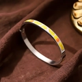 Edelstahl-Armreif mit farbigem Feder-Emaille-Muster und silbernem Metall-Finish - 6mm Emaille / Warmes Oranges Blütenblatt (A700)