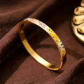 Modischer Armreif aus 18 Karat vergoldetem Edelstahl mit buntem Emaille-Muster-Inlay - 6mm Emaille / Gold Abstrakt (A719)