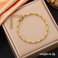 Macro detail of gold-plated stainless steel box chain bracelet with lobster clasp and extender - Bracelet: 3mm*17+5cm / Gold Bracelet