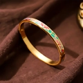 Edelstahl-Armreif mit Goldbeschichtung und buntem Emaille-Mosaik auf braunem Stoff - 6mm Emaille / Buntes Herz (A711)