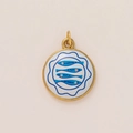 Macro-opname van de ronde gouden hanger met vier blauwe vispatronen en wit emaille - Vis Blauwe Rand Ronde Hanger