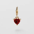 Détail d'un pendentif cœur en pierre rouge avec sertissage doré et fermoir mousqueton - Pendentif cœur rouge