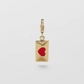 Vue détaillée d'un pendentif enveloppe doré avec cœur rouge et fermoir mousqueton - Pendentif Enveloppe