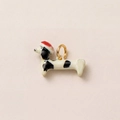 Détail du pendentif chien plaqué or 18K avec bonnet de Noël rouge et émail coloré - Pendentif Chien Champignon