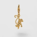 Vue détaillée d'une breloque singe dorée polie avec un fermoir mousqueton fonctionnel - Pendentif Singe