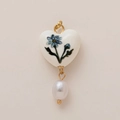 Ciondolo a cuore placcato oro 18K con motivi floreali blu e una perla bianca - Ciondolo Cuore Fiore di Aprile