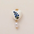 Pendentif cœur en céramique blanche avec motif floral bleu et perle en finition dorée - Pendentif Coeur Fleur de Juillet