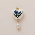 Élégant pendentif cœur en céramique avec motifs floraux bleus et perle en forme de larme - Pendentif Coeur Fleur de Novembre