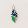 Vue macro détaillée du pendentif fleur d'iris avec émail bleu et vert et anneau en métal - Iris