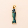 Detailopname van een vintage visbedeltje met turquoise emaille en een gouden ring - Salted Fish Shape Pendant