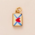 Macro d'un pendentif enveloppe doré 18 carats avec cœur rouge et finition en émail blanc - Pendentif Enveloppe Rectangulaire