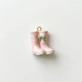 Anhänger Gummistiefel in Rosa Kariert mit grüner Schleife für DIY Schmuckstücke - Rosa Stiefel Anhänger