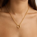 Collier minimaliste en or 18 carats avec pendentif circulaire texturé sur mannequin - Chaîne + Anneau Ouvert