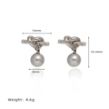 Zilveren knoopoorbellen met 8mm grijze parels en afmetingen van 16mm x 18,3mm groot - Knoop Oorbellen / Zilver