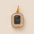 Makro-Detail von rechteckigem 18K Gold-Anhänger mit violettem Emaille und blauem Kristall - September Geburtsstein Anhänger