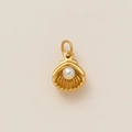Dettaglio di un ciondolo a conchiglia placcato oro 18K con perla bianca al centro - Ciondolo Conchiglia con Perla Artificiale Solo (Senza Catena)
