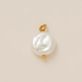 Détail d'un pendentif perle baroque avec anneau plaqué or 18K pour création de bijoux - Pendentif Perle Plate