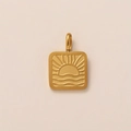 Ciondolo quadrato placcato oro 18K con texture spazzolata e rilievo di sole e onde - Ciondolo Alba