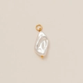 Dettaglio pendente con perla barocca e anello dorato su sfondo beige caldo e pulito - 10 Ciondoli Di Perle Rugose
