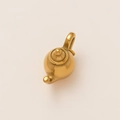 Gros plan détaillé d'un pendentif théière miniature avec placage en or 18 carats poli - Pendentif Théière