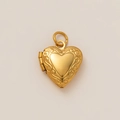 Detalle de un relicario de corazón en oro de 18K con bordes grabados con motivos florales - Colgante de Relicario de Corazón Abrible