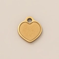 Dettaglio macro del ciondolo a cuore placcato oro 18K con trama in metallo spazzolato - Ciondolo Cuore Piatto / Oro