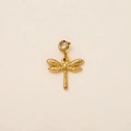 Dettaglio del ciondolo a libellula placcato oro 18K con ali testurizzate e chiusura tonda - Libellula / 1 Pezzo / Oro
