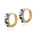Detailansicht der goldenen Creolen mit blauen und weißen Zirkoniasteinen auf Weiß - Dunkelblauer Rechteckiger Stil (KE1049-3) / Gold mit blauem und weißem Zirkonia