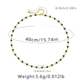 Détail d'un collier doré avec pierres vertes en verre montrant les mesures et le fermoir - Fausse Pierre Précieuse Verte (KN0285)