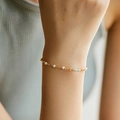 Elegante bracciale placcato oro con piccole perle bianche e perline azzurre sul polso - Stile Sottile Perla Turchese (KB0482)