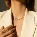 Collana a catena dorata con mini perle bianche e margherita indossata su un abito - Stile con Perline Tonde Bianche (KN0190-2)