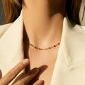 Collana girocollo dorata minimalista con perline colorate sfaccettate su modella - Stile Perline Sfaccettate Multicolore (KN0191-2)