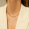 Dettaglio di una catena dorata boho con perle colorate indossata da una modella - Stile Perline Tonde Colorate (KN0204-2)