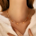 Collana dorata bohémien con perline d'ambra irregolari e dettagli in filigrana - Stile Traforato Pietra Arancio (KN0239-2)
