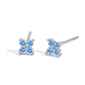 Himmelblaue Strassblumen-Ohrstecker in Silberoptik für einen frischen Alltagslook - März Hellblau