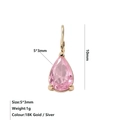 Dettaglio di un ciondolo in zircone rosa da 10 mm con castone a tre griffe placcato oro - Ottobre Rosa - Oro
