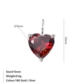 Gros plan du pendentif cœur 6x6mm en zircon rouge avec monture en argent - Janvier Rouge - Argent